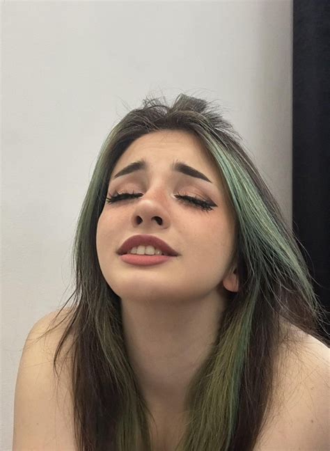 Ellawaifuuxo's OF Leak: What's Inside?