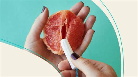 How To Insert A Tampon Right To Avoid Leaks Or Discomfort Theskimm How To Insert A Tampon Right To Avoid Leaks Or Discomfort Theskimm