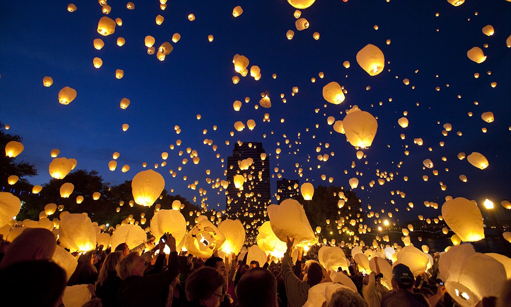 Pictured Thousands Of Chinese Lanterns Light Up The Night Sky Over Michigan As Part Of Annual Larger Than Life Art Completion Daily Mail Online Pictured Thousands Of Chinese Lanterns Light Up The Night Sky Over Michigan As Part Of Annual Larger Than Life Art Completion Daily Mail Online