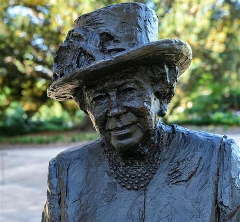 Queen Elizabeth Unveiled A Statue Of Herself Via Video Call Queen Elizabeth Unveiled A Statue Of Herself Via Video Call