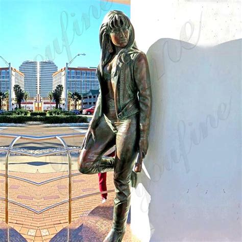 5 Must-See Photos of Selena's Memorial Statue