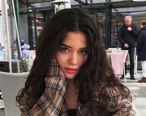 Vanessa Reinhardt Social Media Influencer Spreading Her Wings To Become Vanessa Reinhardt Social Media Influencer Spreading Her Wings To Become